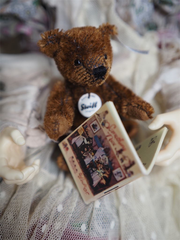 小さな茶色のテディベアの写真。