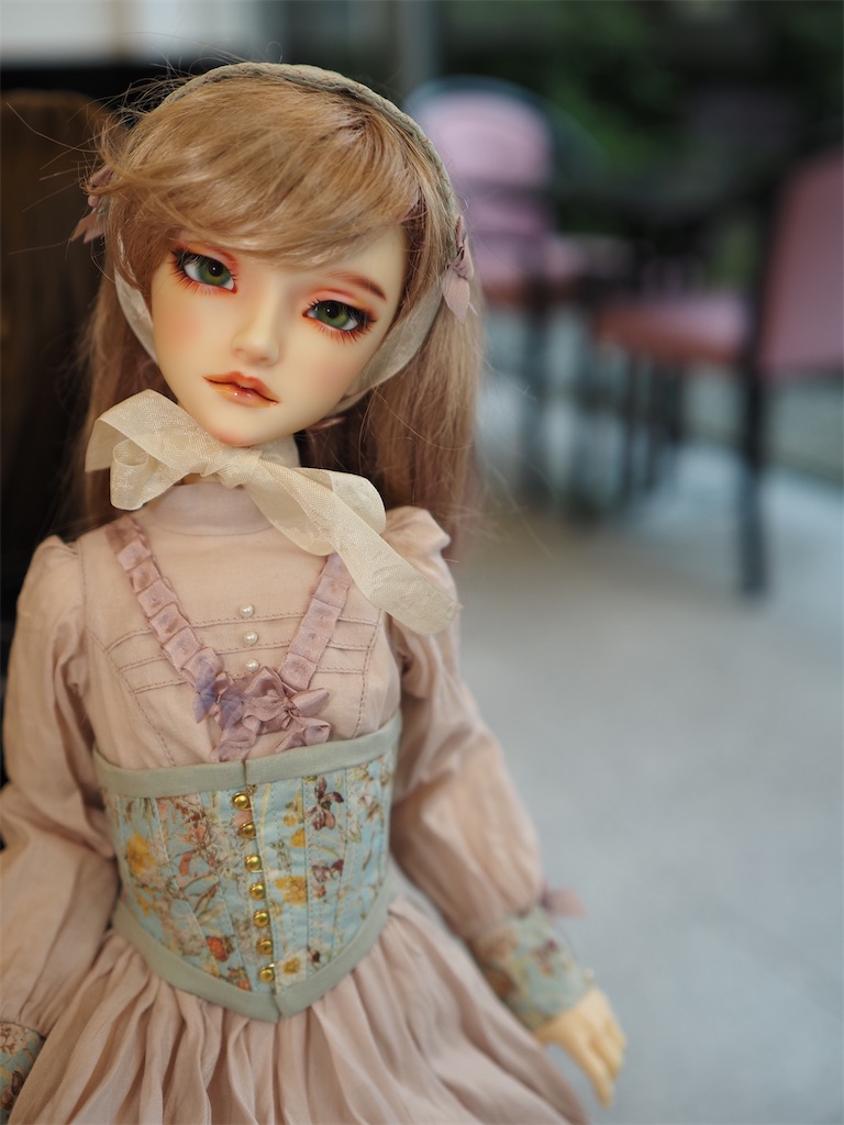 喫茶室で撮影したつかさくんの写真。ピンクのドレスを着ている。