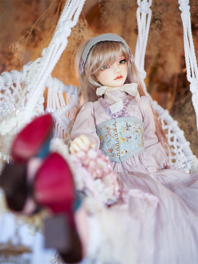 ぶらんこに座っているつかさくんの写真。赤い靴の底が見えている。