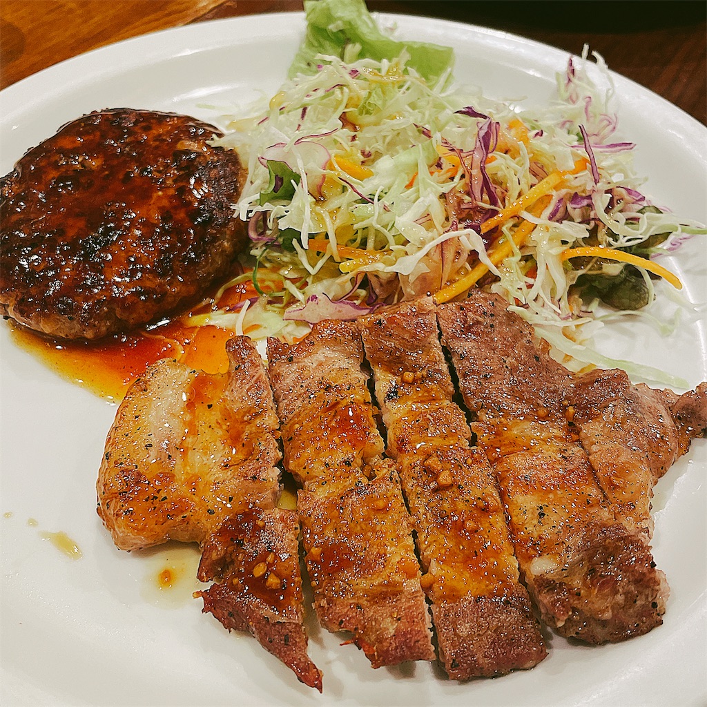 ハンバーグとグリルチキンのランチの写真。