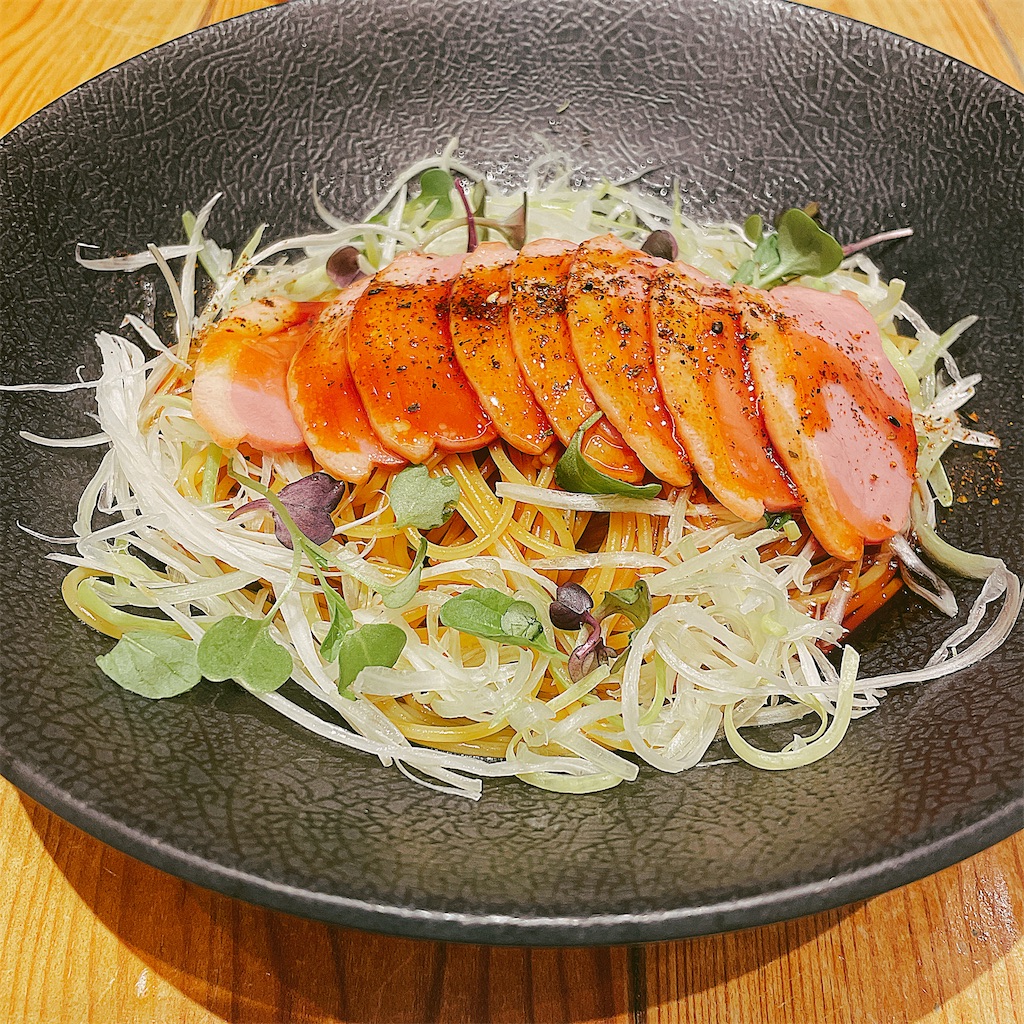 合鴨とねぎのパスタの写真。