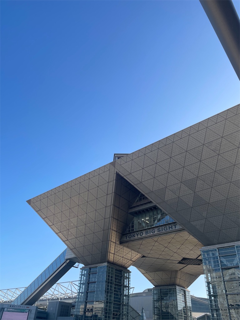 東京ビッグサイトと青空の写真。