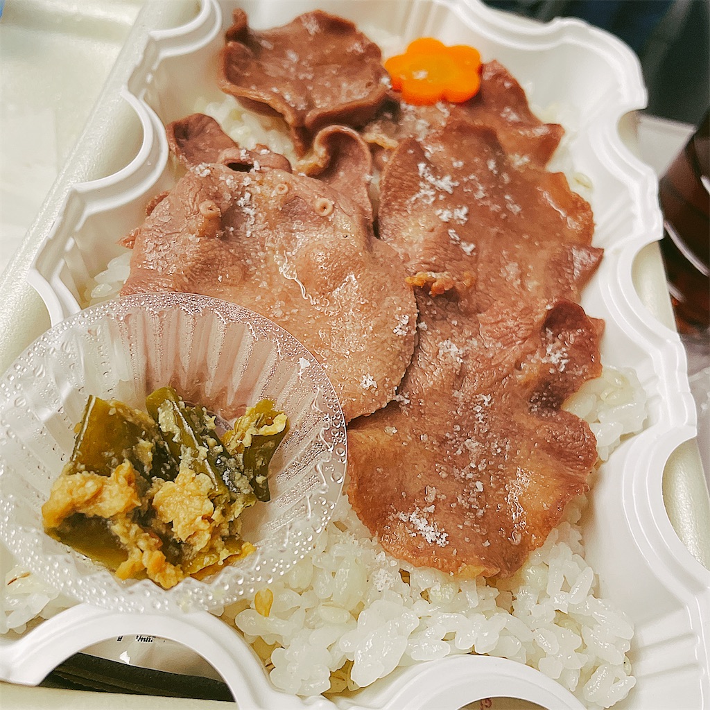 箱を開けた牛たん弁当の写真。ご飯の上に牛たんとねぎ味噌が載っている。
