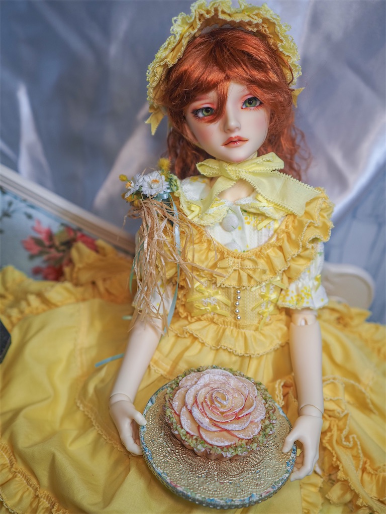 ドールサイズのりんごの薔薇タルトを持ったつかさくんの写真。