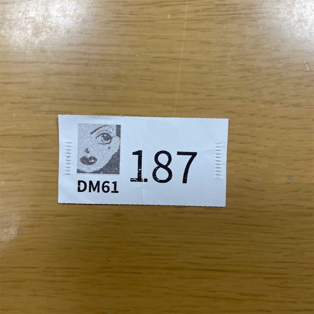 入場番号札の写真。187という数字が書かれている。