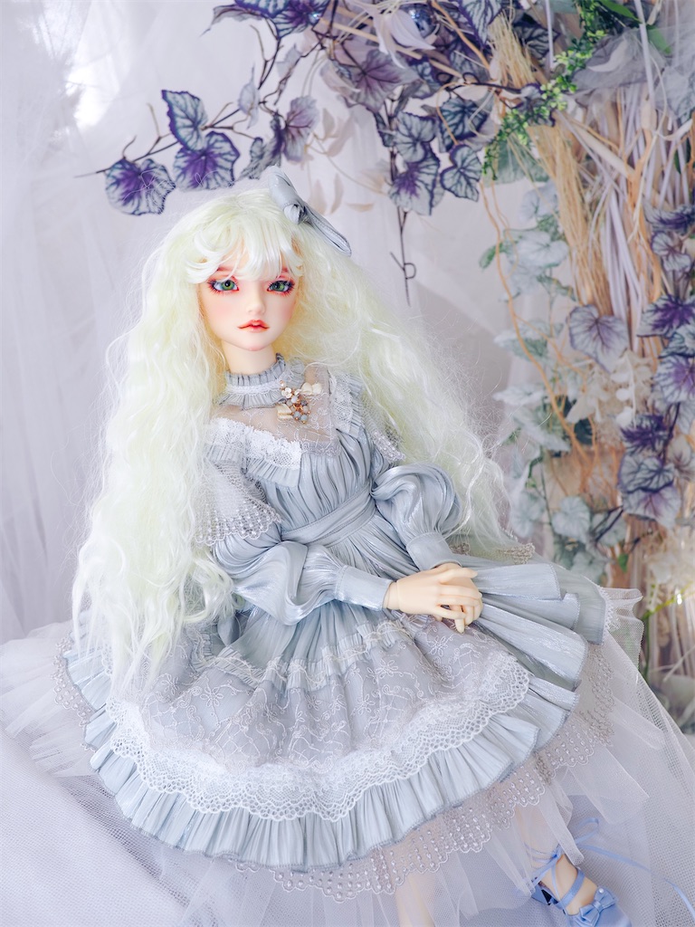 淡いミントグリーンのドレスを着たつかさくんの写真。同じ布を使ったリボンを髪に着けている。