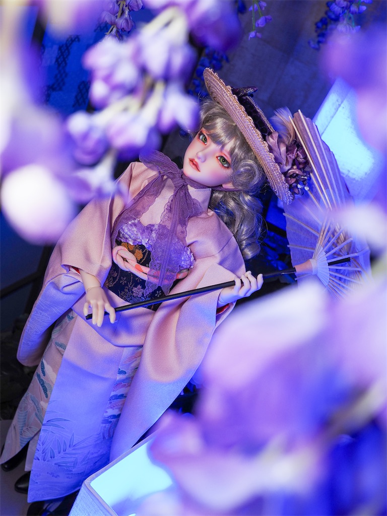 桜色の着物を着て、大きな麦わら帽子のヘッドドレスを被っているつかさくんの写真。