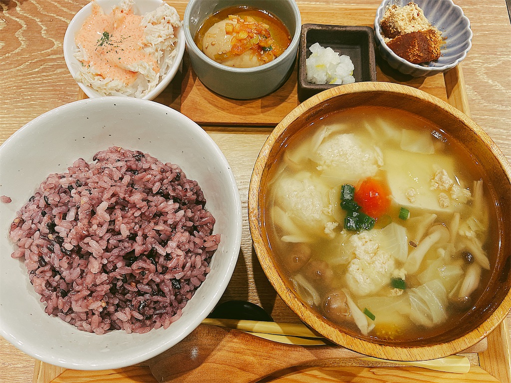 鶏肉のつみれが入った塩ちゃんこ鍋の汁物と、明太マヨがかかったささみ、味付け卵、わらび餅と雑穀米が並ぶお膳の写真。
