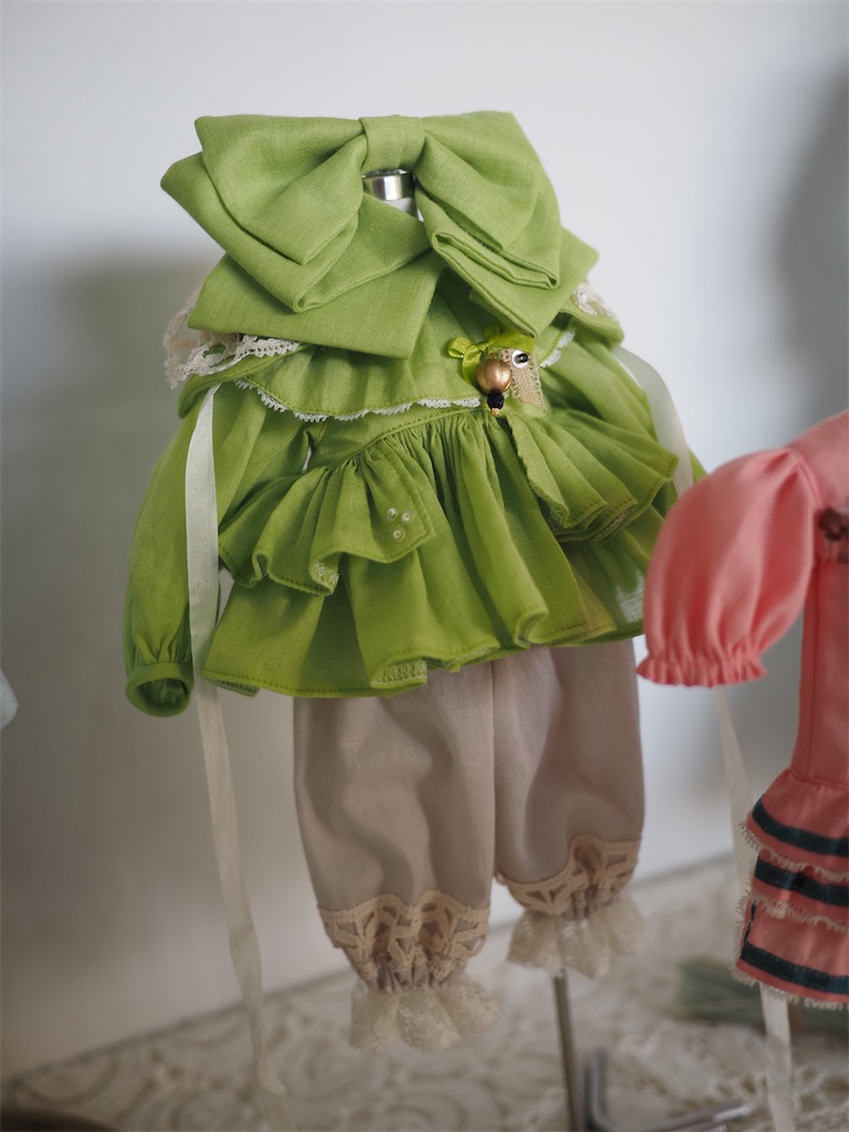 黄緑色のパンツスタイルのドレスの写真。サイズは幼SD程。
