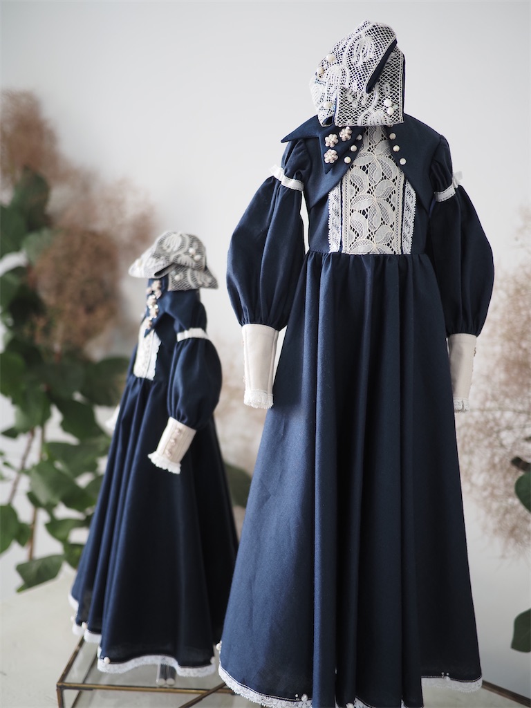 “ Bolero dress ” Anniversary Editionの写真。ネイビーのドレスで3分の1サイズと4分の1サイズが並べられている。