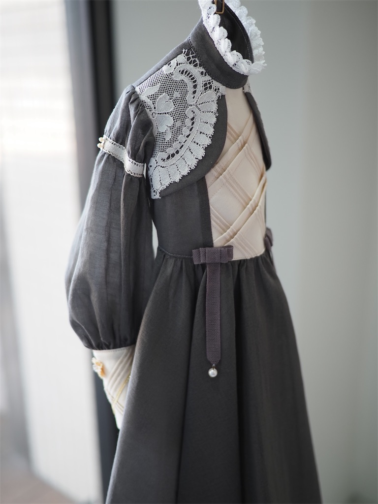 Tuck check dressの写真。グレーのローン生地にタックやアンティークレースが合わせられている。