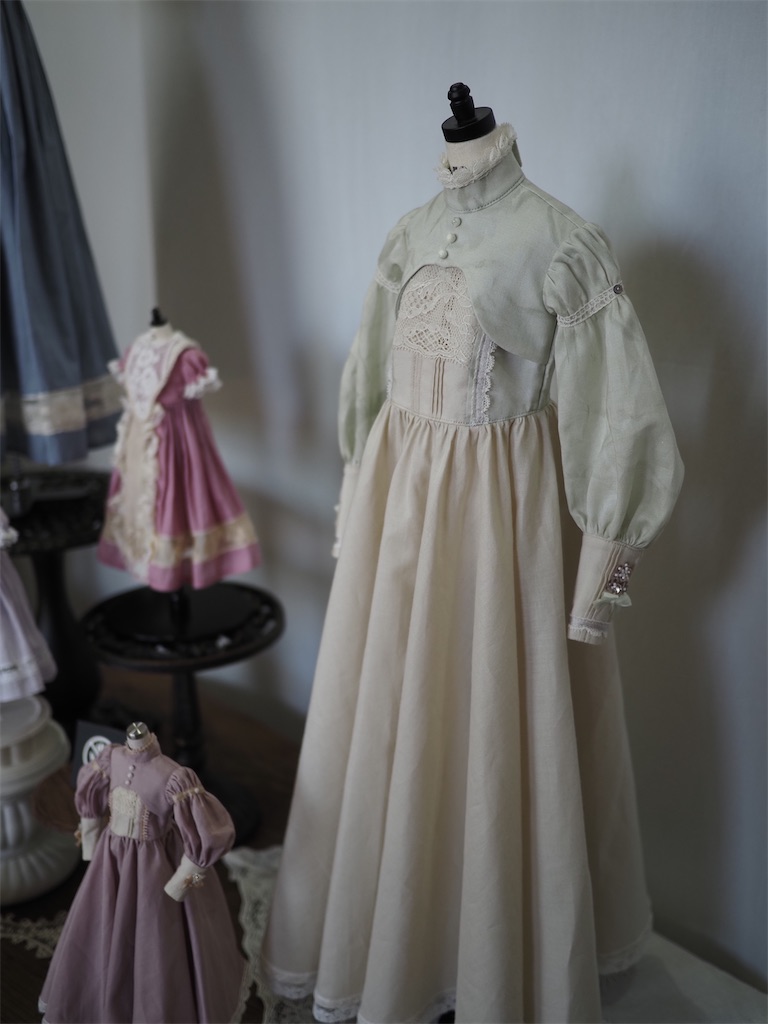 Arc dress Keystone ver. のドレスの写真。大理石のような模様の生地が使われている。