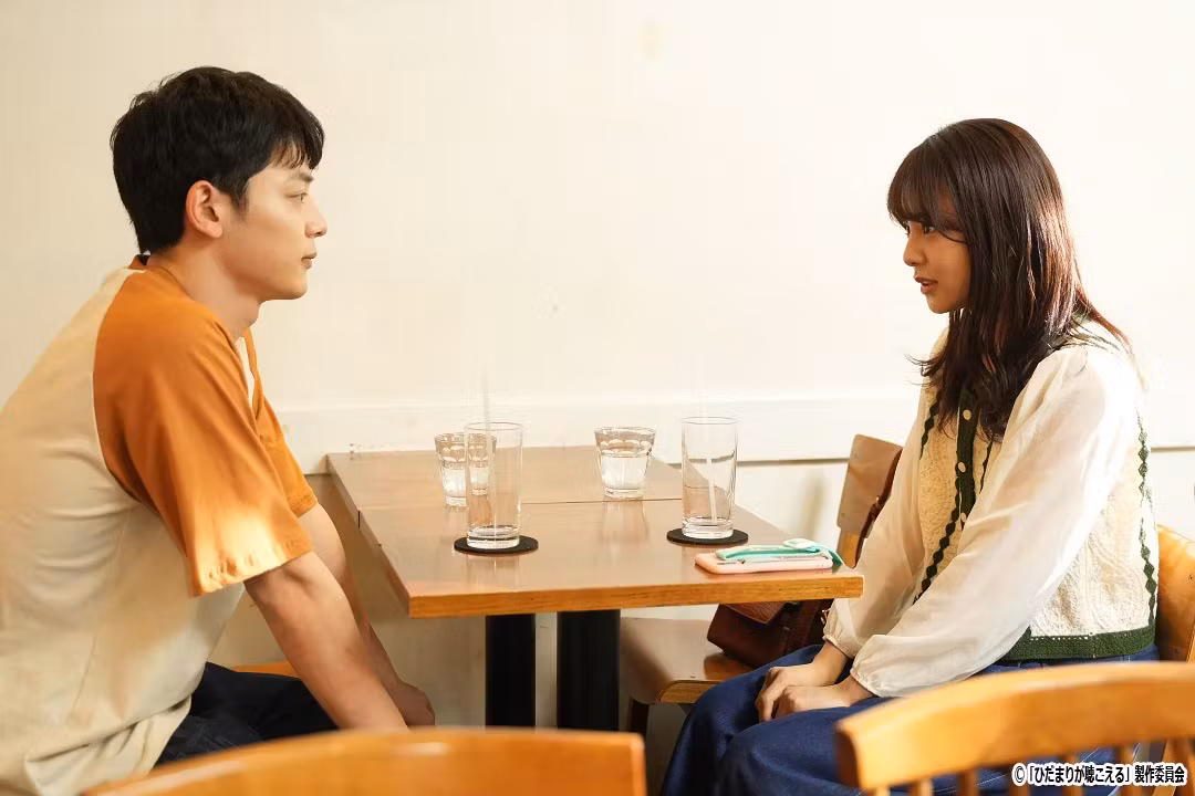太一（左）と美穂（右）が机を隔てて向かい合って話している