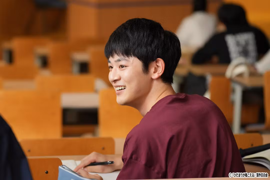 教授の冗談を見せて航平を笑わせようとする太一