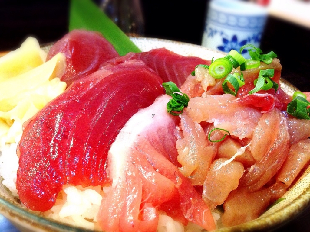 f:id:koki08:20171112224711j:plain まぐろのなかだ屋(マグロの三色丼)