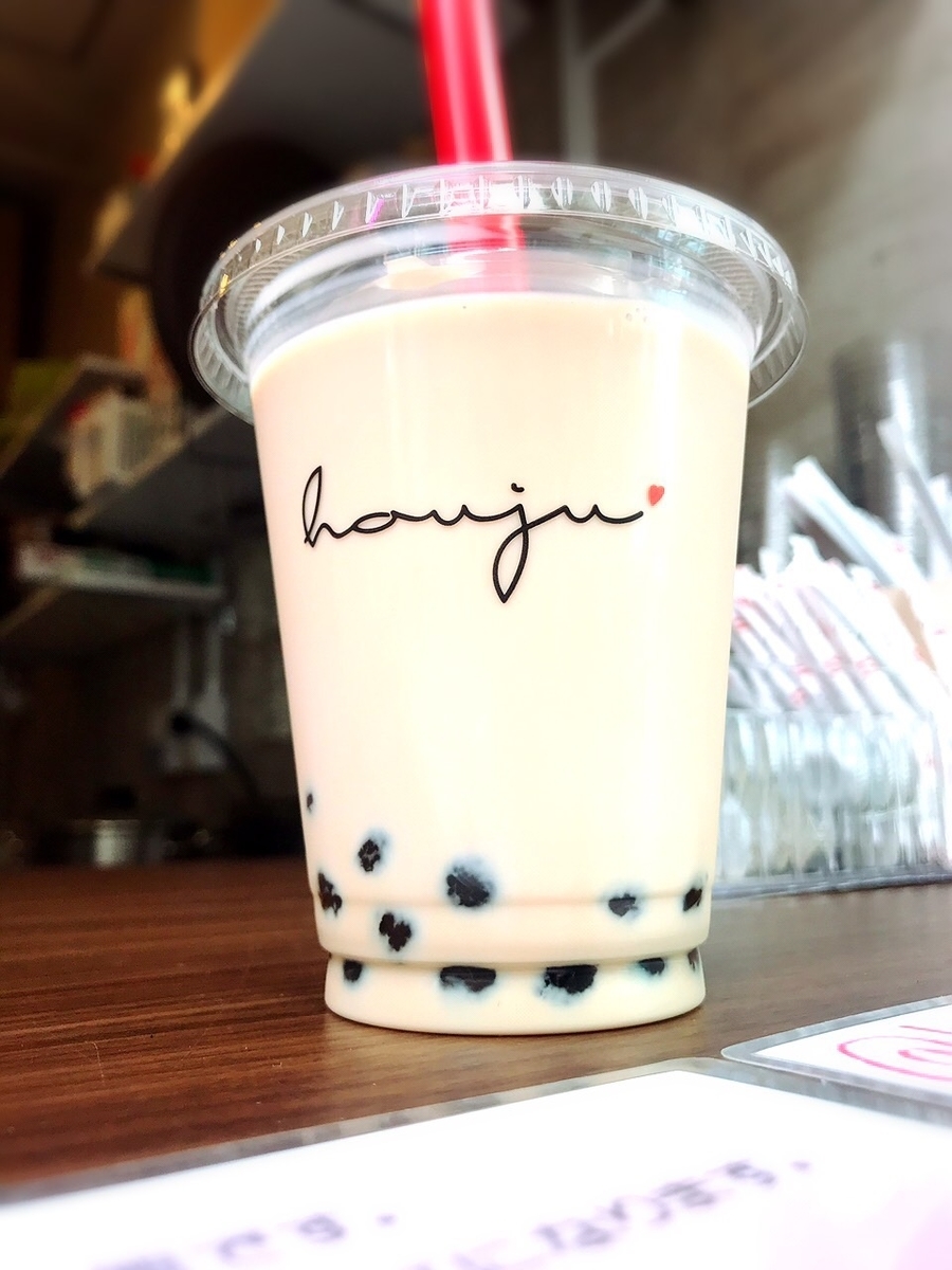 「houju(ホウジュ)」でいただいた店員さんオススメの「杏仁ミルクティー(Mサイズ)」”400円(税込)