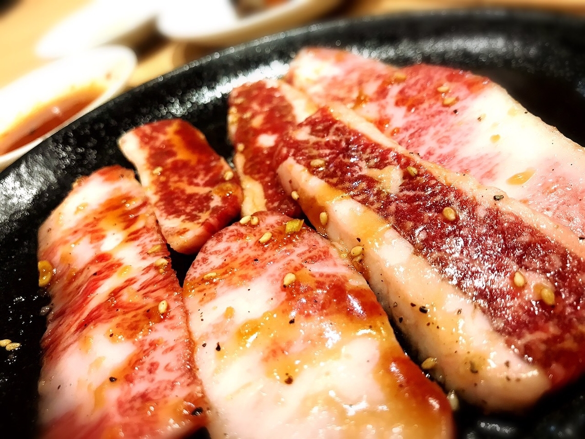 「ホルモン焼道場 蔵 吉祥寺」でいただいた「蔵カルビ」”690円(税別)