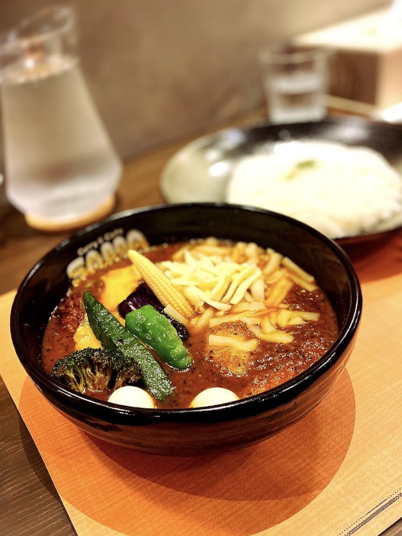 「SAMA 吉祥寺店」でいただいた「パリチキとチーズのカリー」”1450円（税別）