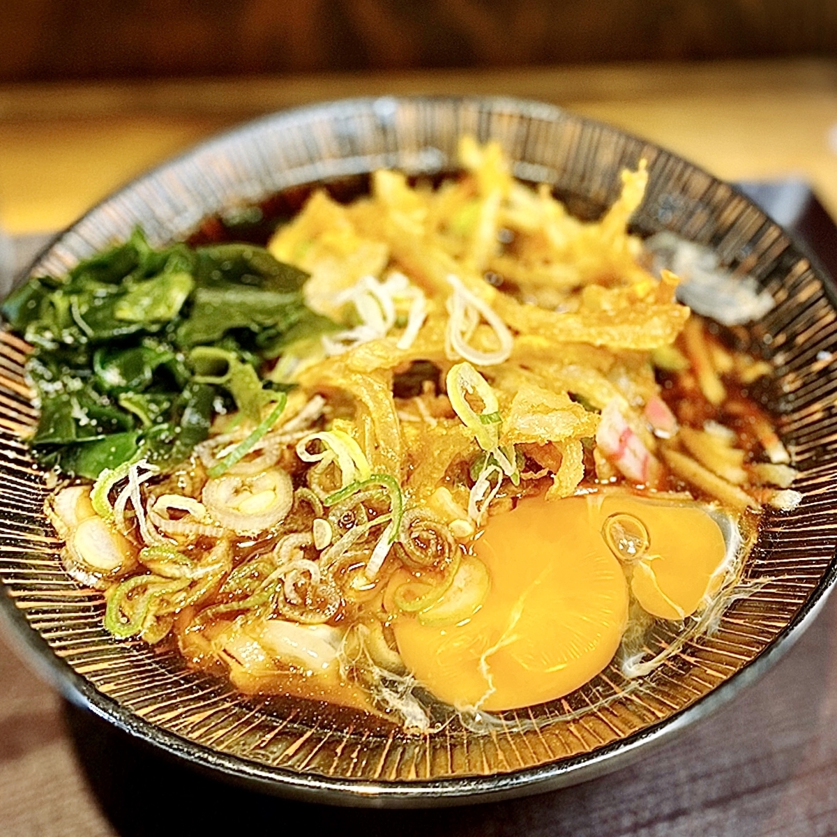 「嵯峨谷（さがたに） 小滝橋通り店」でいただいた「天玉そば（温）」”490円（税込）