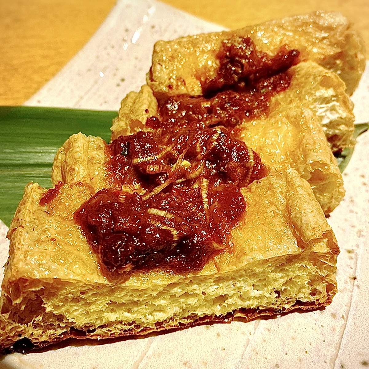 「越後酒房 八海山 神楽坂店」でいただいた「栃尾揚げ(味噌)」”580円(税別)