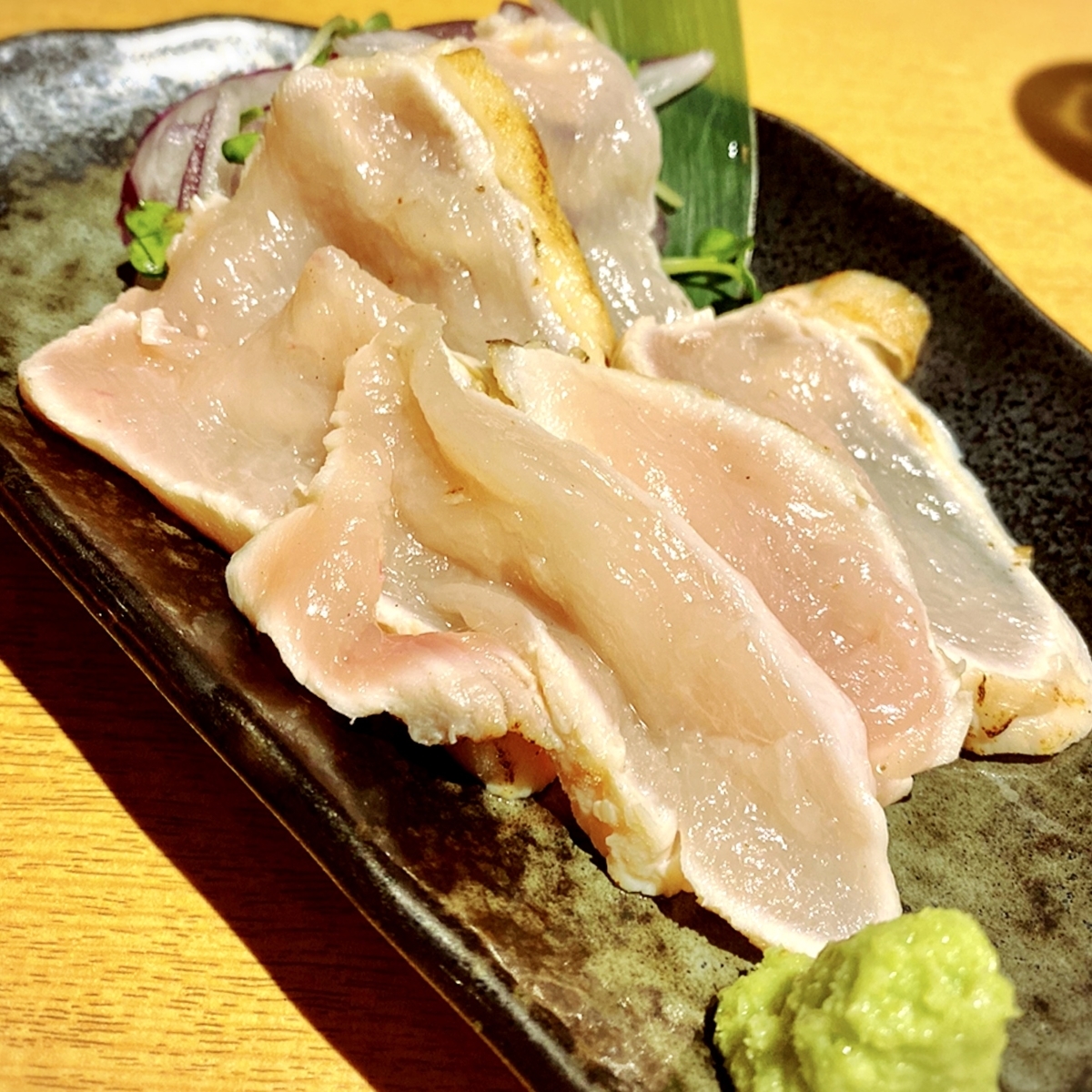 「越後酒房 八海山 神楽坂店」でいただいた「鶏刺し」”円(税別)