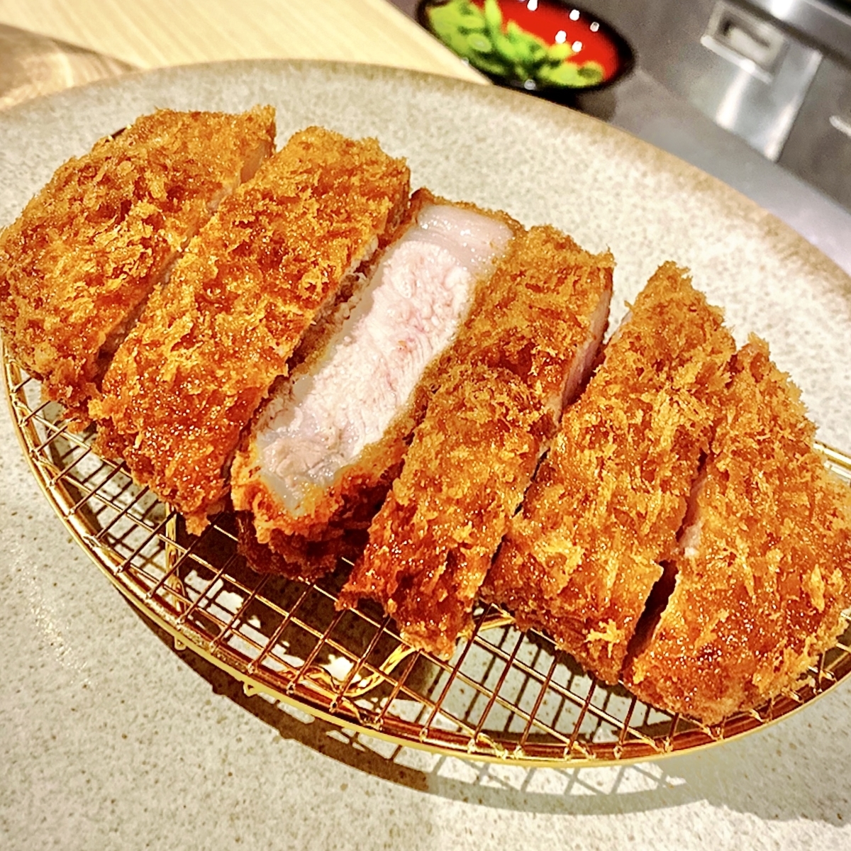 「広尾とんかつ ひとみ」でいただいた「ロースかつ定食」”2680円(税別)