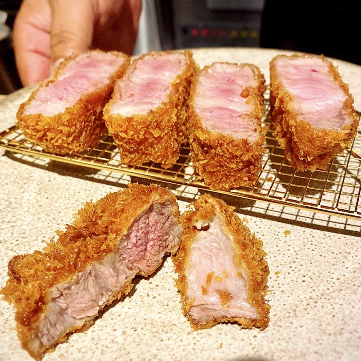 「広尾とんかつ ひとみ」はデートからひとりでサクッとごはんまで使い勝手のよい素敵とんかつ屋でした