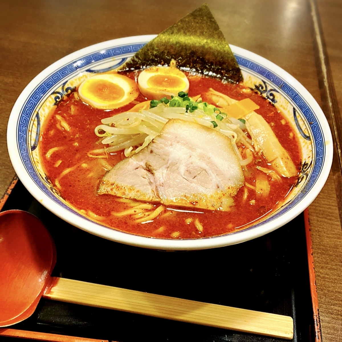 「つけ麺 鐵匠」でいただいた「辛味噌ラーメン（大盛）+味玉」”1000円（税込）