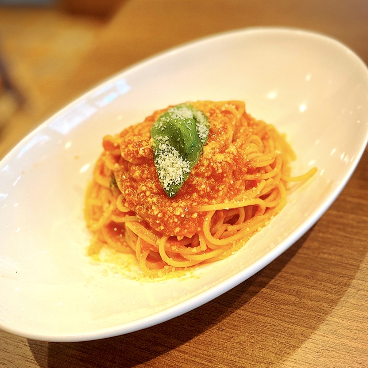 「イタリア料理 ティンパーノ」でいただいた「パルミジャーノとバジルのトマトソーススパゲティ」”950円（税込）