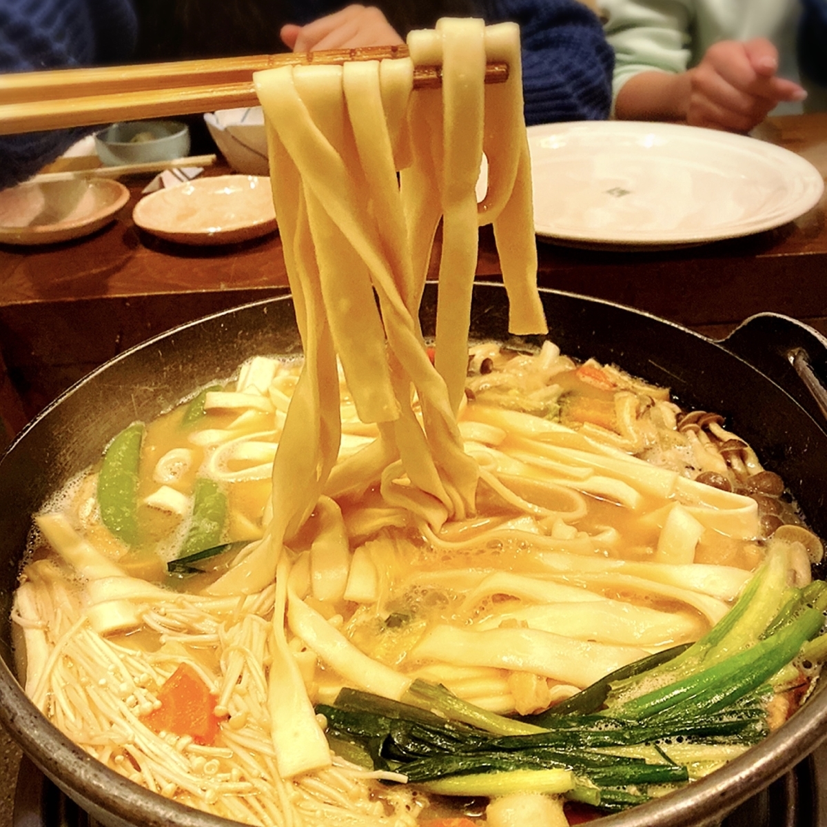 【旅グルメ山梨】ミニSL列車が料理を運ぶ！？温泉から富士の絶景をみた後ほうとうを楽しむことができるスポット