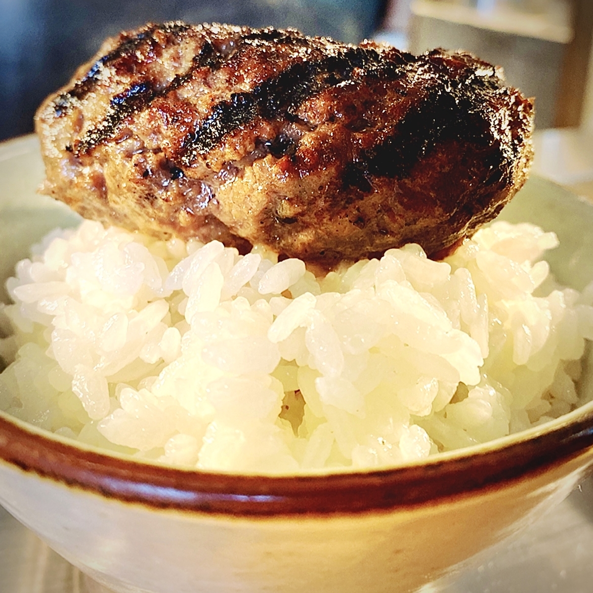 肉汁滴るジューシーハンバーグが堪能できる「挽肉と米」