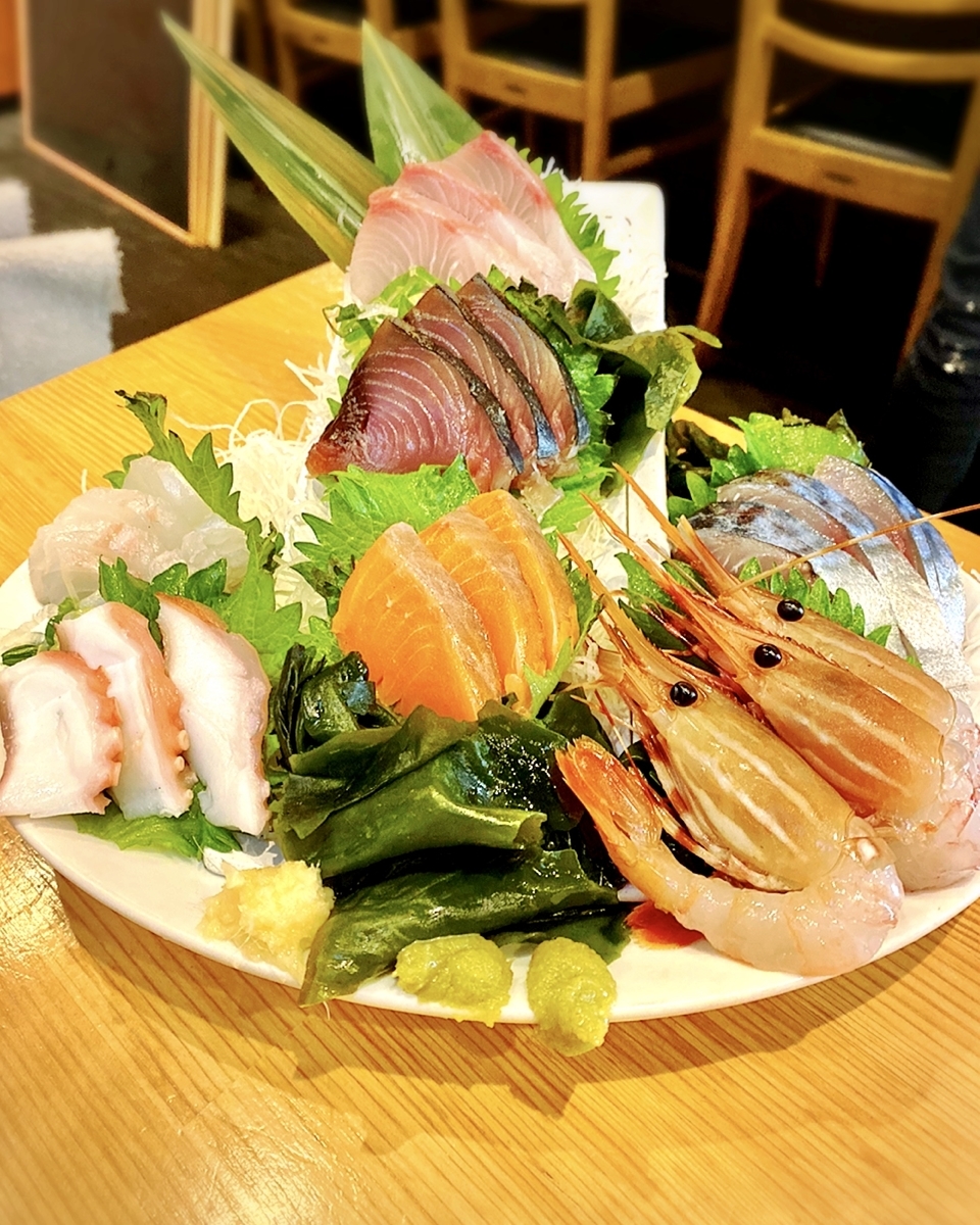 「斎藤商店」でいただいた「お刺身全部盛り」”1880円（税別）