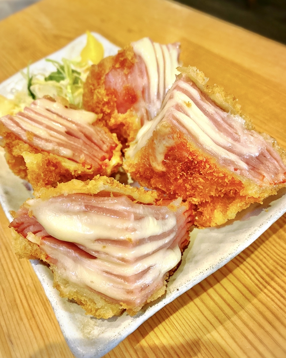 「斎藤商店」でいただいた「チーズインハムカツ」”630円（税別）