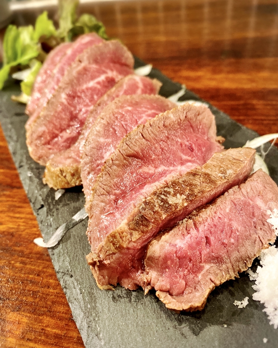 「大衆酒場 オモウツボ～俺たちの旅編」でいただいた「葡萄牛のタタキ」”968円（税込）