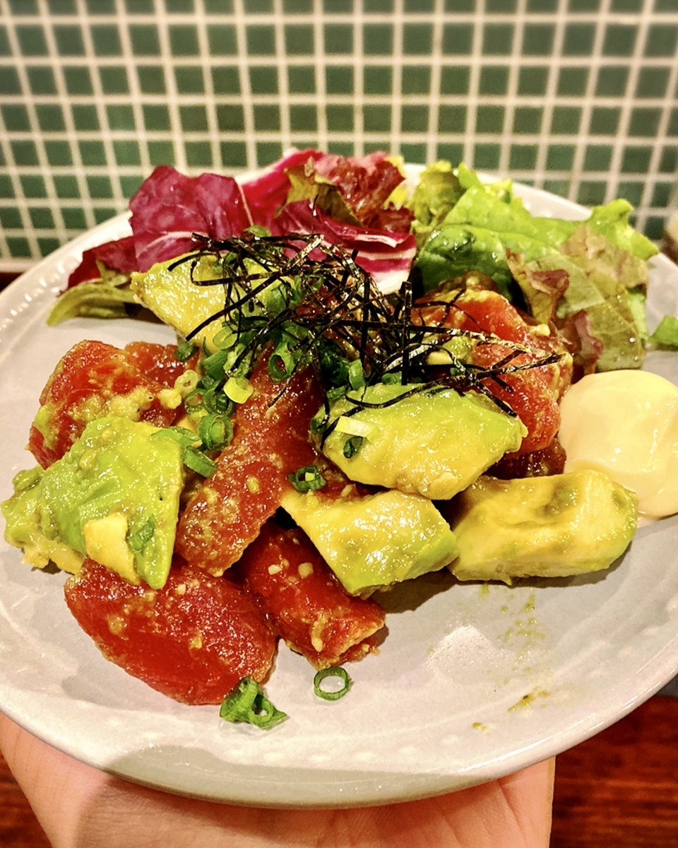 「大衆酒場 オモウツボ～俺たちの旅編」でいただいた「鮪とアボカドのわさび和え」”748円（税込）