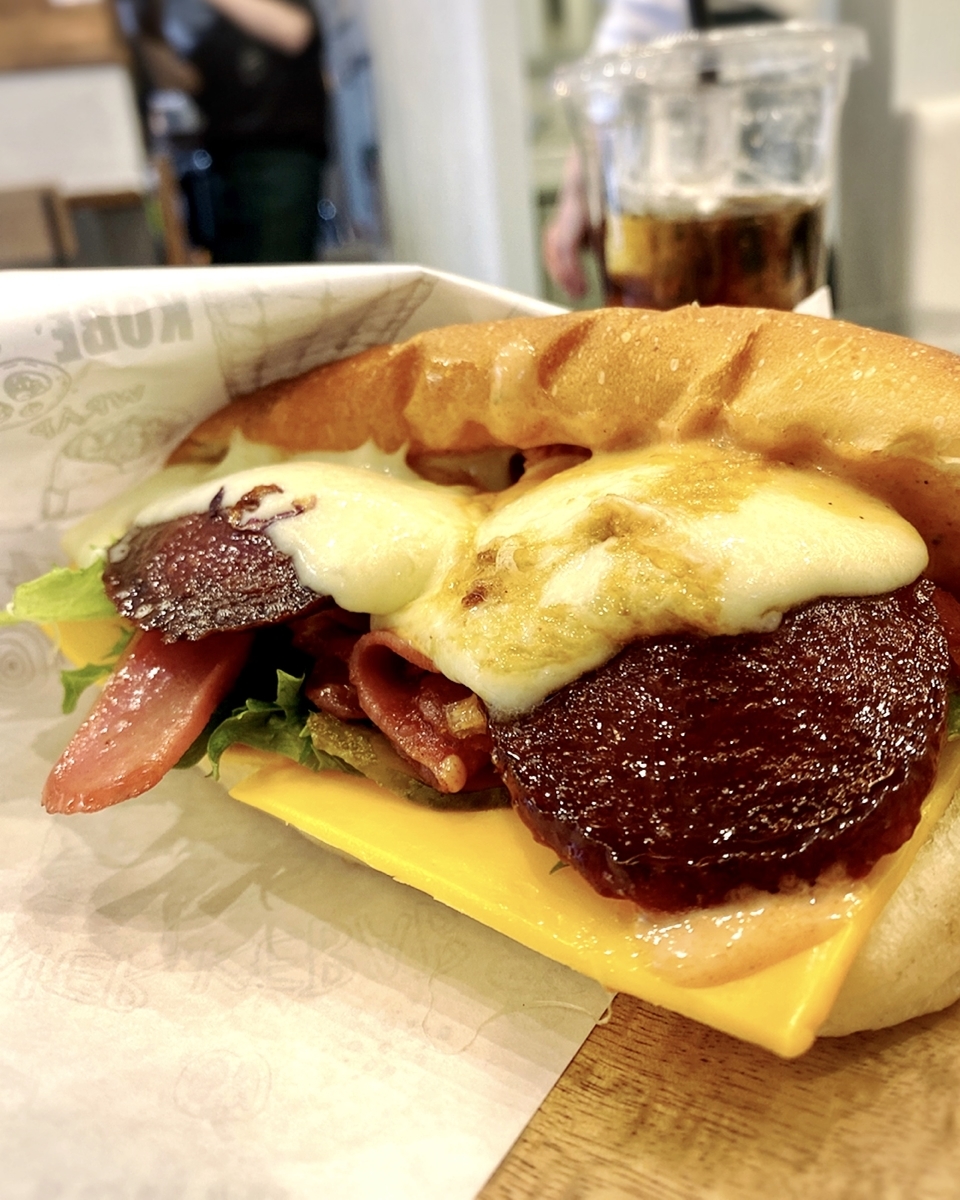 「ADA吉祥寺」でいただいた「イズミルサンド(チェダーチーズトッピング)」”800円(税込)