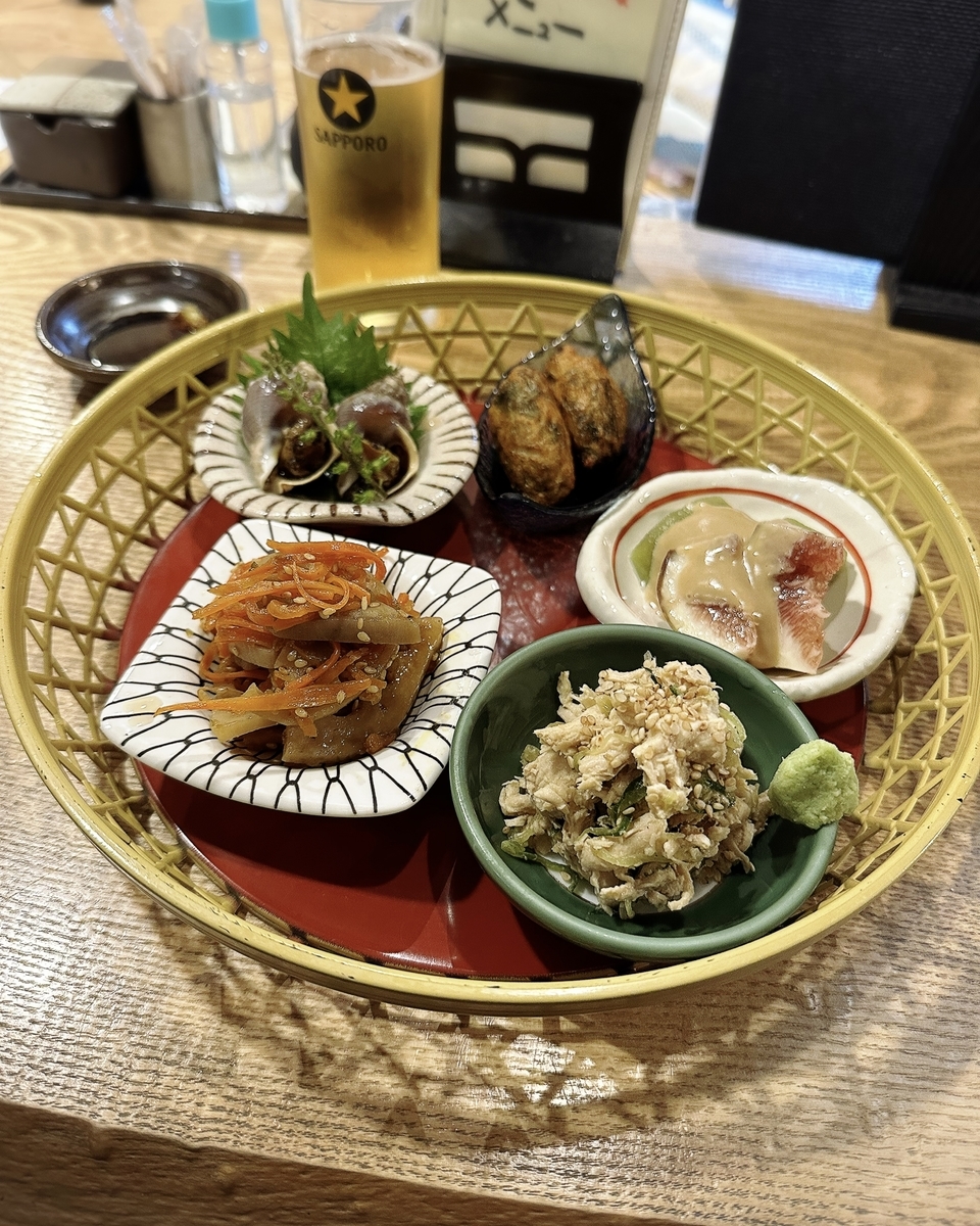「鮮魚と炉端と肉おでん 烽（のろし）」でいただいた「おばんざい5点盛り」”1408円（税込）