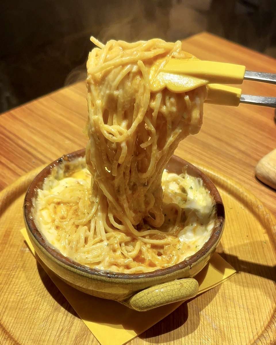 「蜂蜜とチーズ BEEHOUSE 池袋店」でいただいた「熱々チーズのボルケーノパスタ（ガーリックバター）」”1280円（税別）