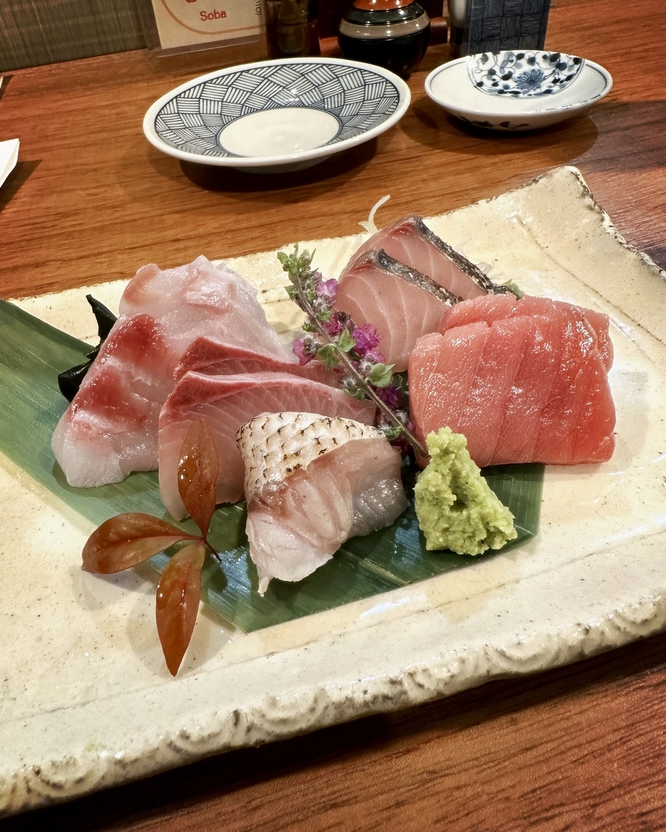 「蕎麦割烹 一心」でいただいた「お刺身盛り合わせ（1人前）」”2000円（税別）