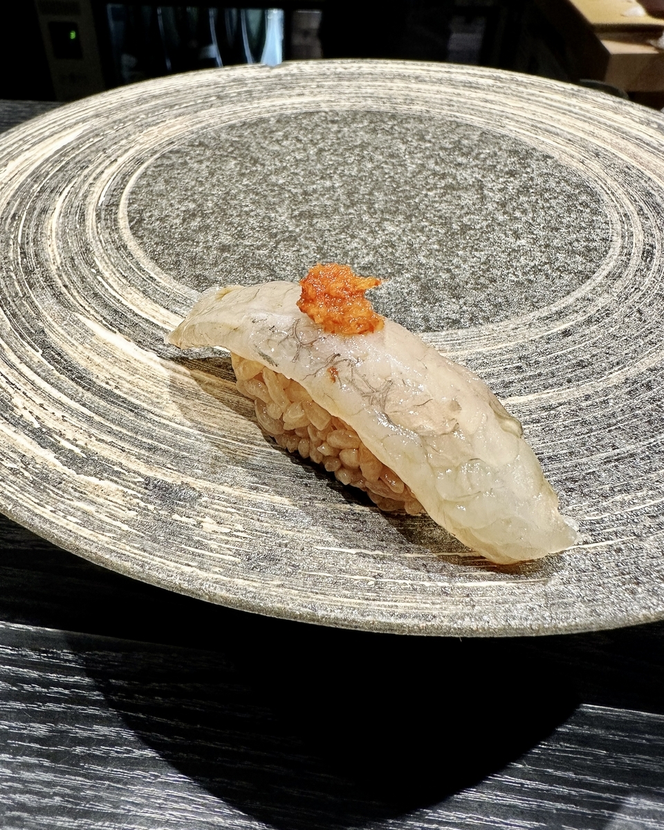 「鮨 五十六歩」でいただいた「鮨20貫と甘味食べ放題お任せコース」”16500円(税込)2