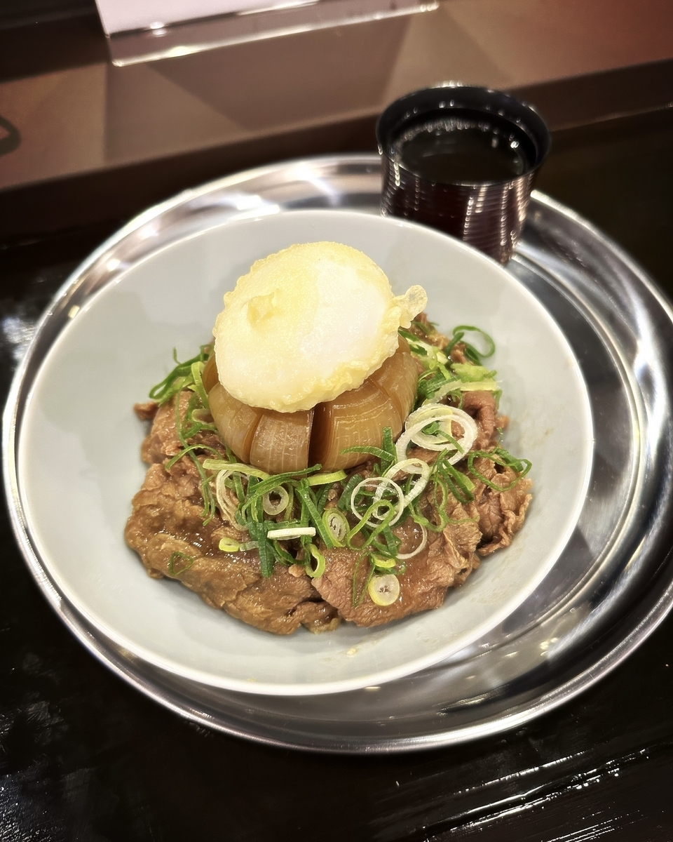 「ねもとら」でいただいた「牛めし＋半熟たまご天」”880＋150円（税込）