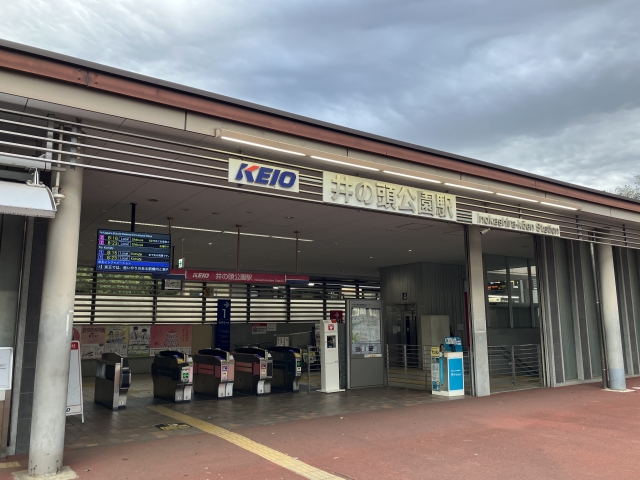 週末や祝日は特に混雑するため、できるだけ平日やランチタイムを避けた時間帯に訪れるのがおすすめです。特に人気店は事前予約をしておくと安心です。