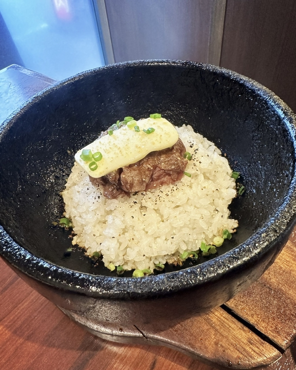 「焼肉 ONAKANOMIKATA」は、上質な焼肉を落ち着いた雰囲気の中で楽しめるお店でした