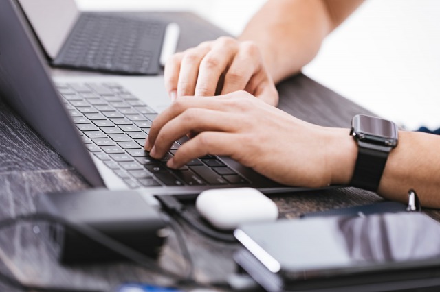 mac操作している男性