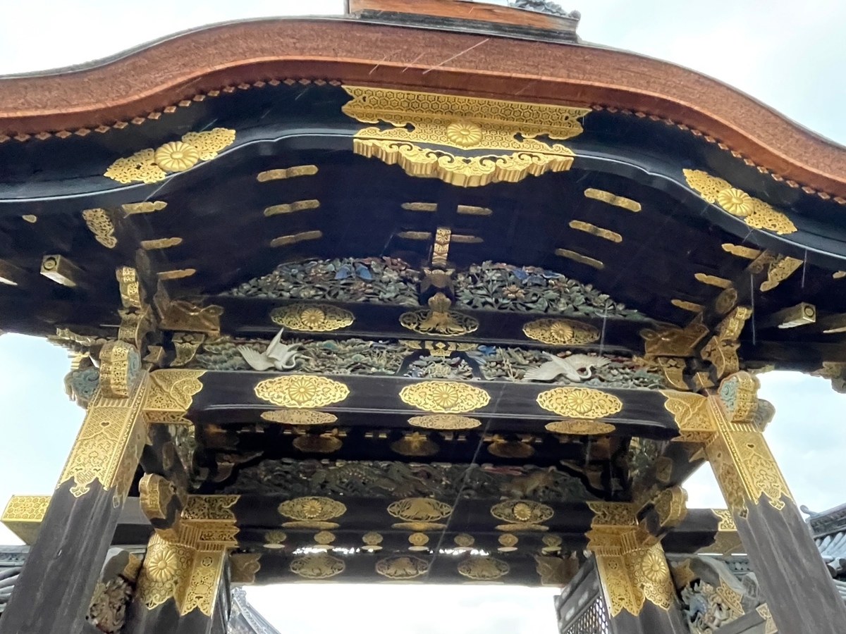 京都 世界遺産】圧巻の唐門、襖絵と格天井｜二条城で雨宿り - グルメ
