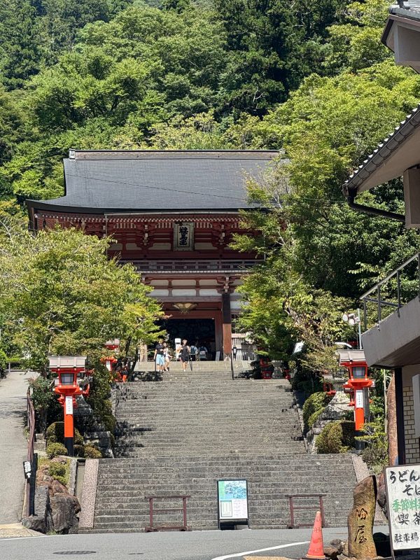 初めての鞍馬寺、本殿前「金剛床」は宇宙のエネルギーを受け取れる