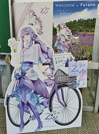 ラベンダー畑に現れたナゾの美女？！ 富良野のPRキャラ「薫紫ラヴ」と