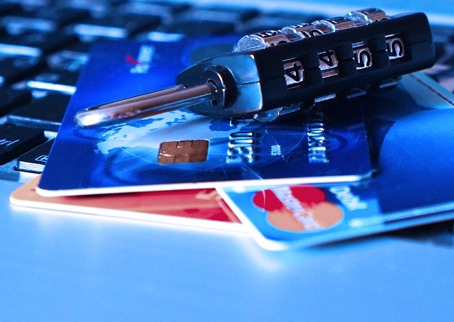 クレジットカードが不正利用されるイメージ