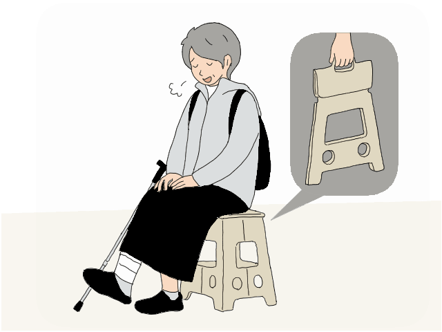 折りたたみ椅子に座る