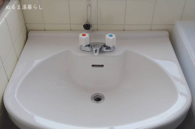 Wash-basin-cleaning